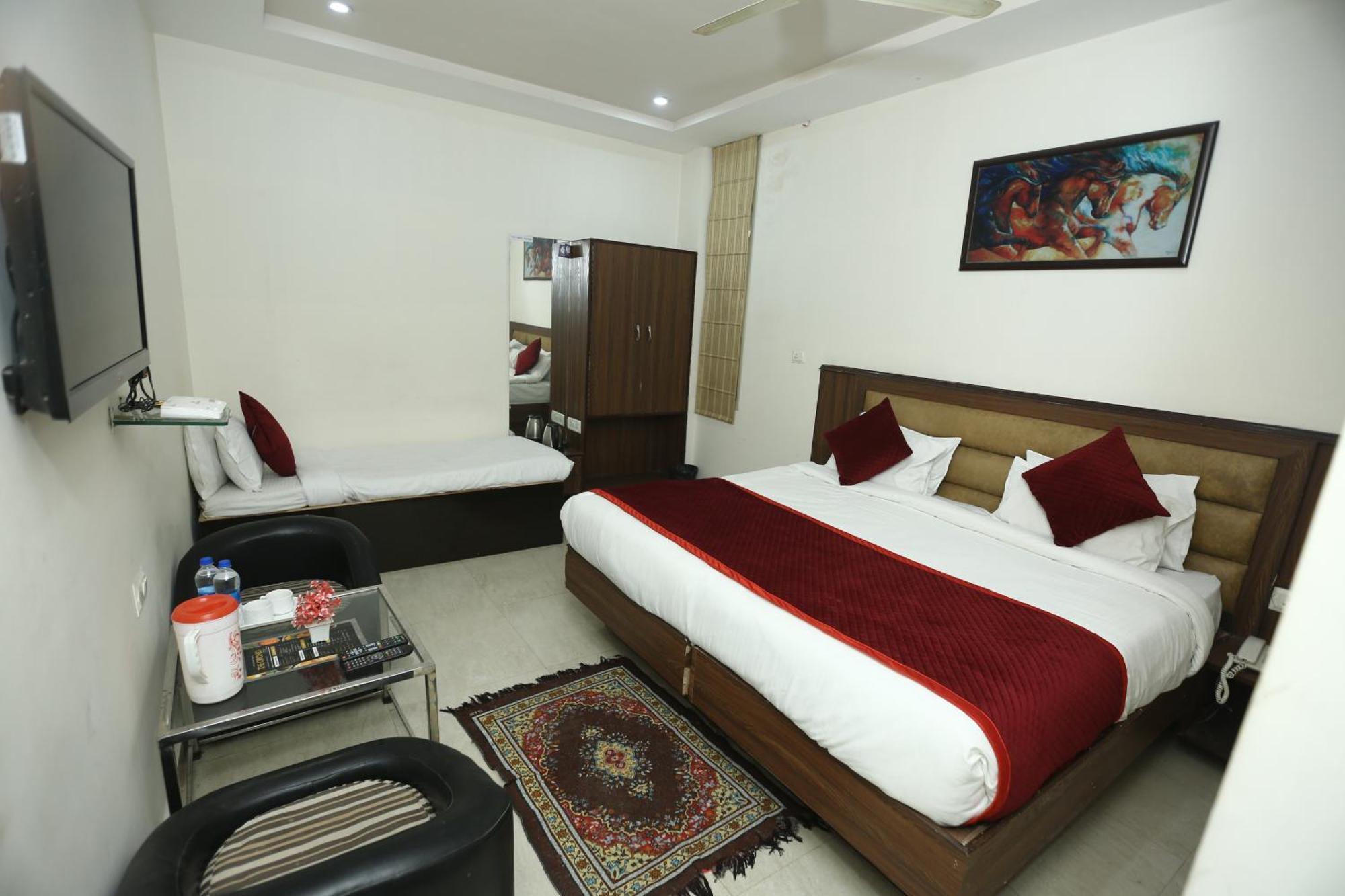 24 Hotel & Resort Agra  Exterior photo